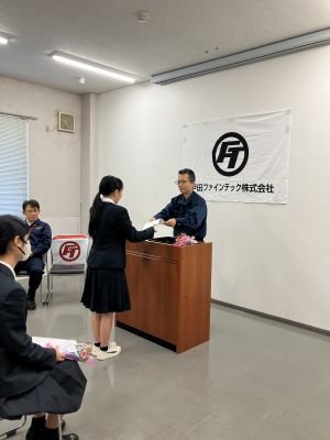 柳井さん内定通知書授与.jpg